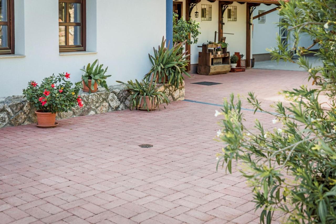 Szel Fiai Fogado Hotel Nyul Exterior photo